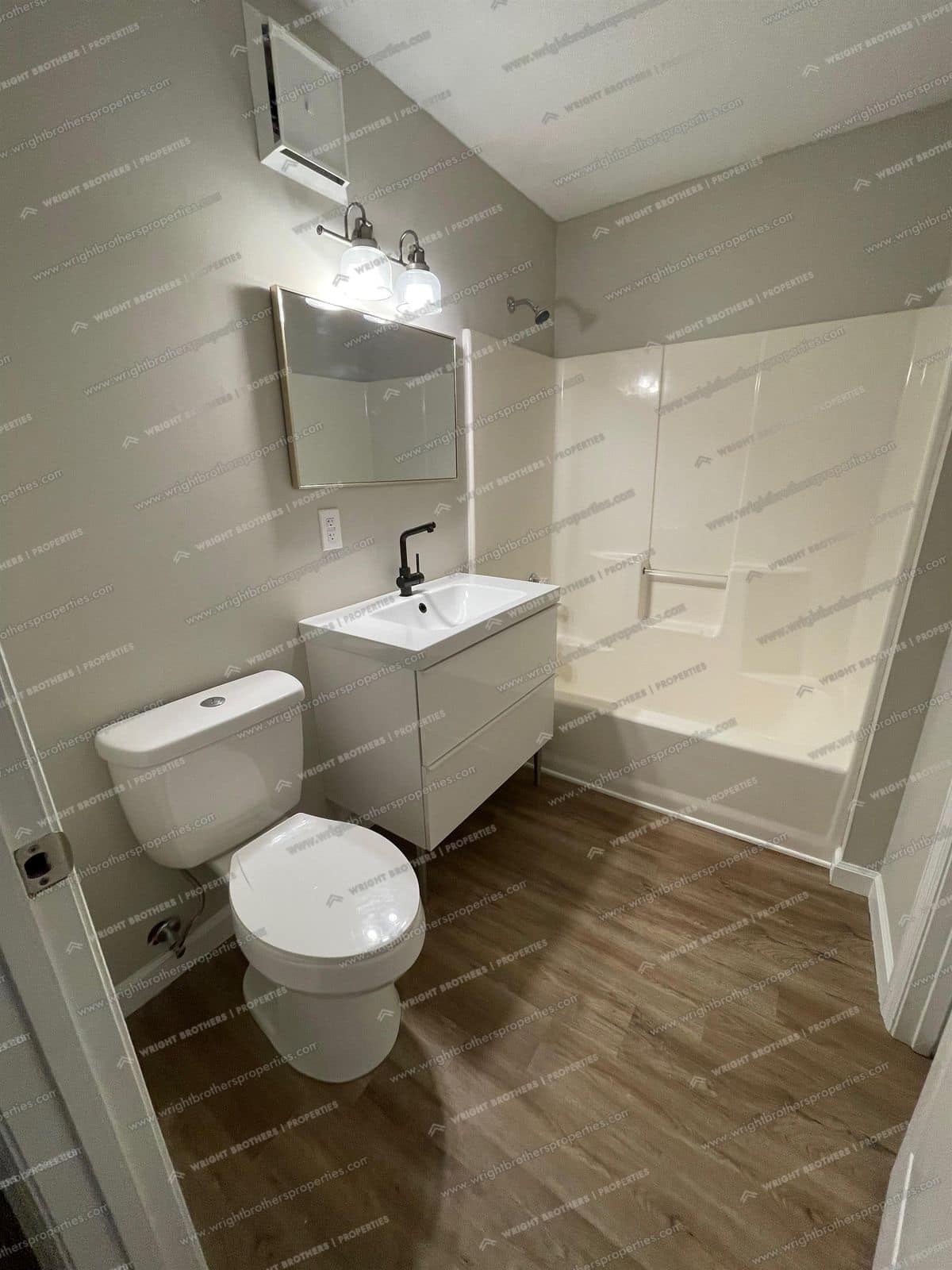 Bathroom with tub/shower and modern vanity